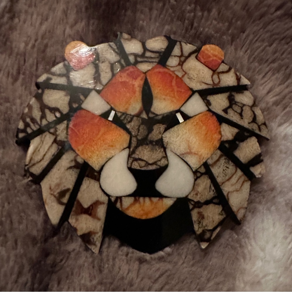 Vintage Lee Sands resin lion’s head for a pendant or brooch